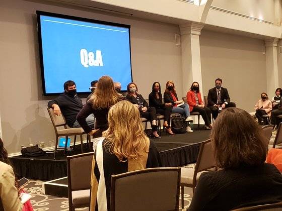 19일 미국 워싱턴에서 열린 백악관 출입기자단 타운홀 미팅에서 한 기자가 좌석 배치에 대한 의견을 전하고 있다. 김필규 특파원