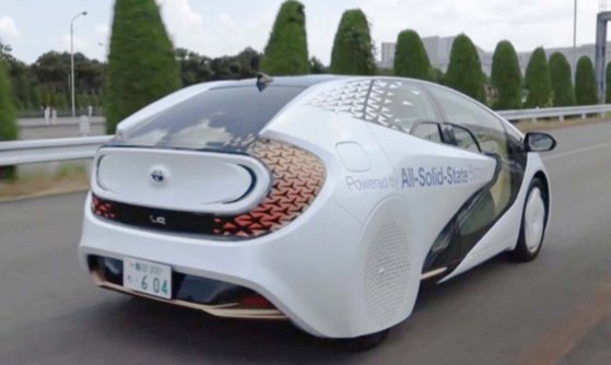 일본 토요타가 지난 9월 공개한 전고체 배터리 프로토타입 차량. 토요타는 ″세계 첫 전고체 배터리 장착 차량″이라고 설명했다. 사진 토요타