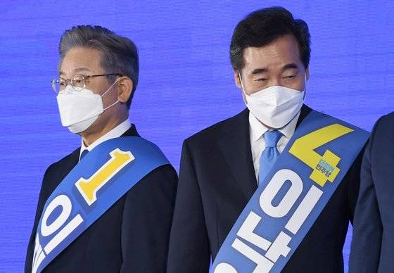 지난 10일 서울 송파구 올림픽공원에서 열린 민주당 서울 경선에 나선 이재명 후보(왼쪽)와 이낙연 전 대표. 이 후보는 50.29%로 결선투표 없이 본선행을 확정지었지만 이후 이 전 대표 측의 '무효표' 문제제기를 받았다. 국회사진기자단