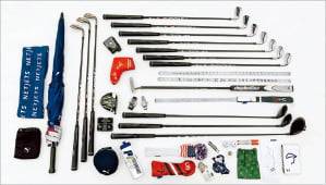 디섐보의 캐디백에 든 물품들.