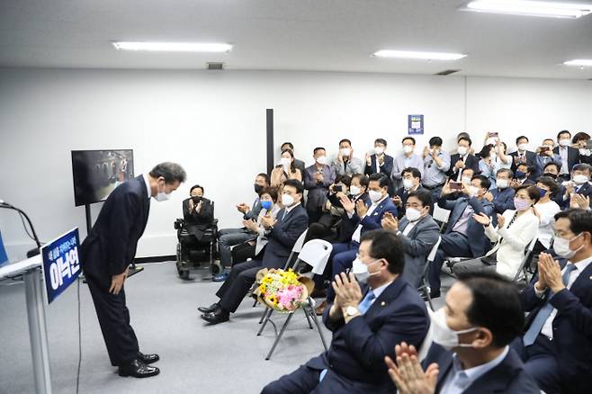 더불어민주당 이낙연 전 대표가 지난 14일 서울 여의도 대산빌딩에서 열린 이낙연 필연캠프 해단식에서 참석자들에게 인사하고 있다. ｜이낙연 캠프 제공