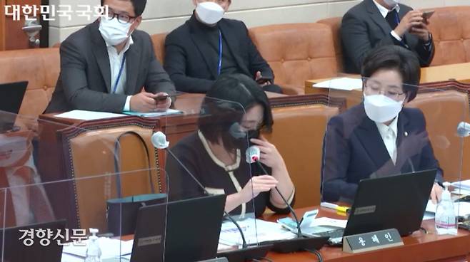 용혜인 기본소득당 의원이 21일 국회 기획재정위원회 국정감사장에서 울먹이고 있다. 국회영상회의록시스템 갈무리