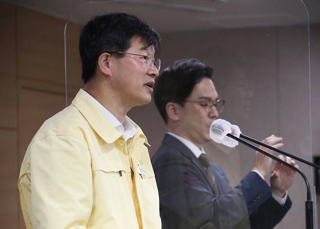 이기일 중앙재난안전대책본부(중대본) 제1통제관이 22일 정부서울청사 브리핑실에서 코로나19 대응 중대본 브리핑을 하고 있다. 연합뉴스