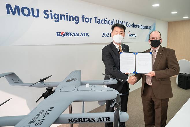 Photo caption: Park Jung-woo (left), head of Korean Air’s aerospace business division, and senior director at Boeing Randy Rotte pose at a signing ceremony. (Korean Air)