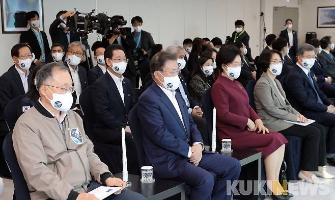 문재인 대통령과 김영록 전라남도지사가 21일 오후 전남 고흥군 봉래면 나로우주센터에서 국내 독자 기술로 설계ㆍ제작된 한국형발사체 누리호(KSLV-Ⅱ) 발사과정을 지켜보고 있다.[사진=전남도]