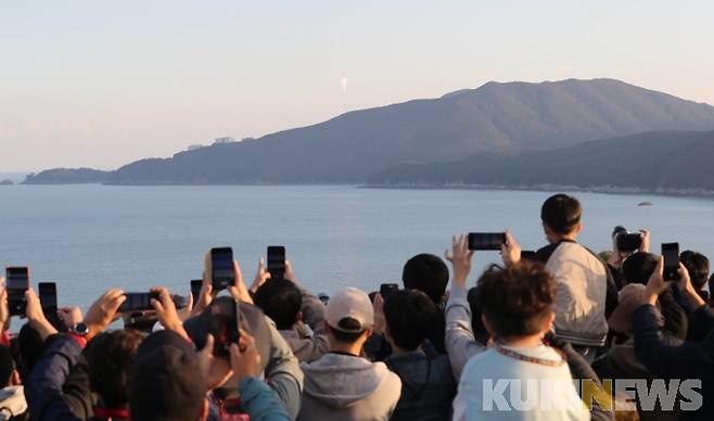 한국형 발사체 누리호(KSLV-II)가 21일 오후 전남 고흥군 외나로도 나로우주센터에서 하늘로 솟구치고 있다.[사진=전남도]