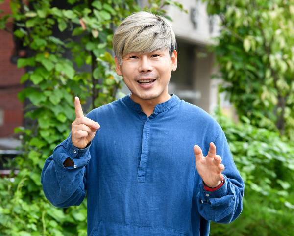 코인트리 대표 한영준씨가 지난 7일 경기도 일산의 한 카페 앞에서 10년 넘게 ‘100원만’을 외치는 이유에 대해 설명하고 있다. 고양=신석현 인턴기자