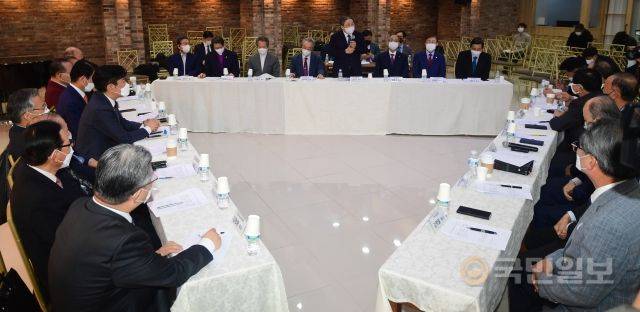 소강석(가운데 일어선 이) 한교총 대표회장이 22일 서울 종로구 한국교회100주년기념관에서 열린 기관통합 준비위원회 모임에서 발언하고 있다. 강민석 선임기자