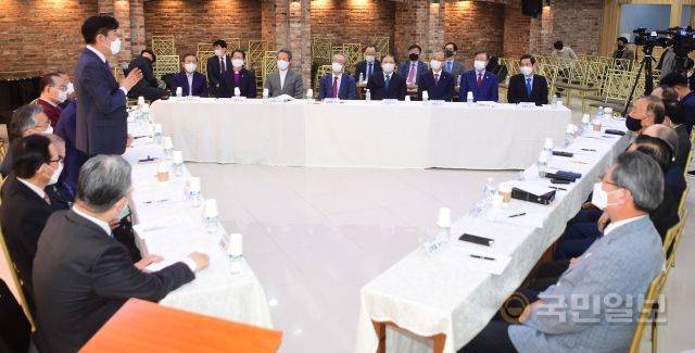 김현성(왼쪽 일어선 이) 한기총 임시대표회장이 발언하고 있다. 강민석 선임기자