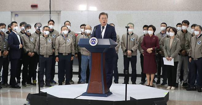 [고흥=뉴시스] 전진환 기자 = 문재인 대통령이 21일 오후 한국형 발사체 '누리호(KSLV-2)'의 발사 참관을 마치고 전남 고흥 나로우주센터 발사통제동에서 대국민 메시지를 발표하고 있다. 2021.10.21.