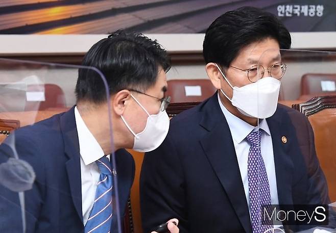 노형욱 장관(오른쪽)이 21일 서울 여의도 국회에서 열린 국회 국토교통위원회, 국토교통부 등 2021년도 종합감사에 출석, 윤성원 제1차관과 의견을 나누고 있다. /사진=임한별 기자