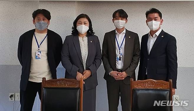 [전주=뉴시스]윤난슬 기자 = 한국법무보호복지공단 전북지부와 (유)신흥, SM유통이 취업 지원을 위한 업무협약을 체결하는 모습.(사진=전북지부 제공)