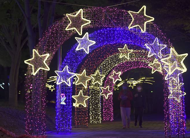 [장수=뉴시스] 한훈 기자 = 전북 장수군은 오는 28일부터 31일까지 열리는 한우랑 사과랑 축제에서 의암호 주변 일대에 화려한 조명과 포토존이 온라인 축제의 아쉬움을 달랠 것이라고 22일 설명했다.(사진=장수군 제공).2021.10.22.  photo@newsis.com   *재판매 및 DB 금지