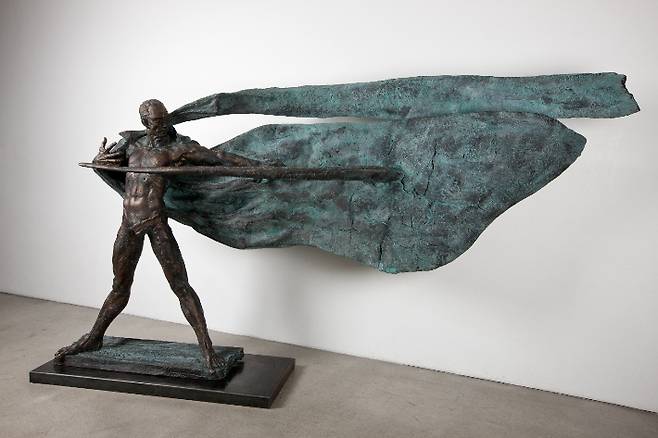 부활_조용한 새벽 1993 bronze iron 350x80x190(h)cm. 이인혜 제공