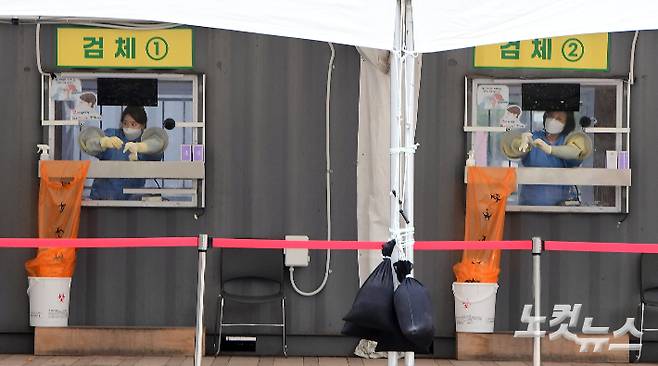 선별검사소에서 의료진들이 검체채취를 준비하고 있다. 황진환 기자
