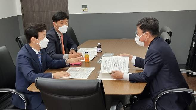 조규일 진주시장이 안도걸 기재부 제2차관과 면담을 하고 있다. 진주시 제공