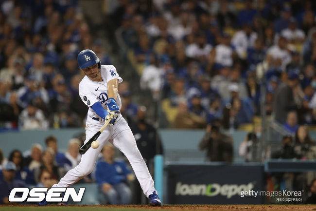 [사진] 다저스는 2021년 10월 22일(한국시간) 미국 캘리포니아주 로스앤젤레스 다저 스타디움에서 열린 다저스와 2021 메이저리그포스트시즌 내셔널리그 챔피언십시리즈 5차전에서 11-2 완승을 거두며 벼랑 끝에서 한숨 돌렸다. 트레이 터너가 3안타를 쳤다. ⓒGettyimages(무단전재 및 재배포 금지)