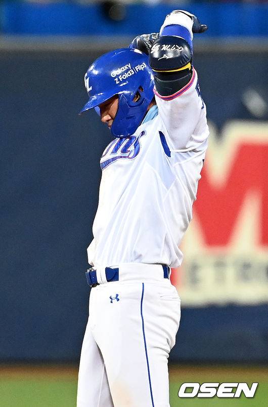 [OSEN=대구, 민경훈 기자] 22일 오후 대구삼성라이온즈파크에서 ’2021 신한은행 SOL KBO리그’ 삼성 라이온즈와 KT 위즈의 경기가 열렸다.4회말 무사 주자 만루 삼성 김상수가 좌중간 싹쓸이 3타점 적시 2루타를 날린 후 2루에서 기뻐하고 있다. 2021.10.22 / rumi@osen.co.kr