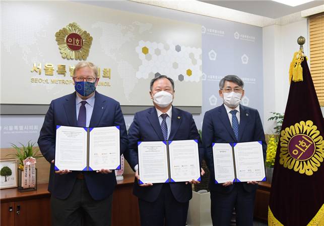 왼쪽부터 베른하르트 젤리거 한스자이델 재단 한국사무소 대표, 김인호 서울시의회 의장, 서순탁 서울시립대학교 총장