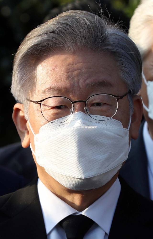 이재명 더불어민주당 대선 후보가 22일 경남 김해시 진영읍 봉하마을 노무현 전 대통령 묘역 참배, 권양숙 여사 예방 후 취재진과 인터뷰하고 있다. /김해=연합뉴스