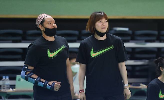 김한별(왼쪽)과 강아정. WKBL 제공