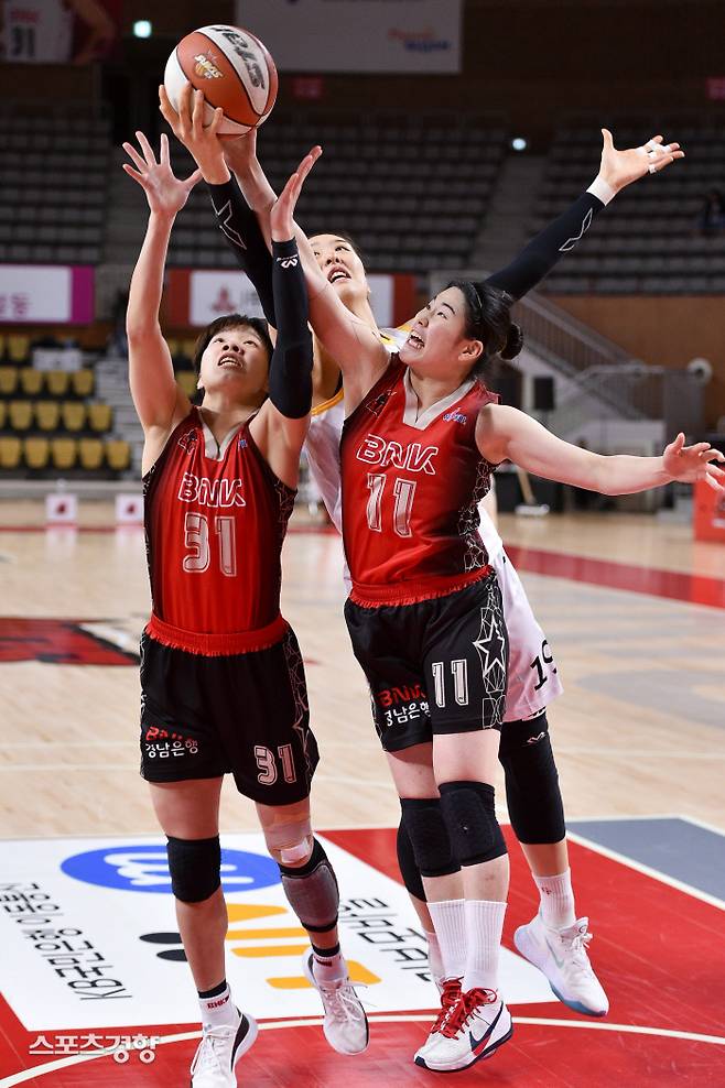 지난 2월 15일 열린 2020~2021 여자프로농구 BNK-KB스타즈전에서 BNK의 진안(왼쪽)과 이소희(오른쪽)이 KB스타즈의 센터 박지수와 리바운드 볼 다툼을 하고 있다. WKBL 제공