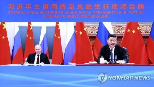 화상 정상회담 하는 시진핑·푸틴 [베이징 신화=연합뉴스 자료사진] 시진핑(오른쪽) 중국 국가 주석이 6월28일(현지시간) 베이징에서 블라디미르 푸틴 러시아 대통령과 화상 정상회담을 하고 있다.  leekm@yna.co.kr