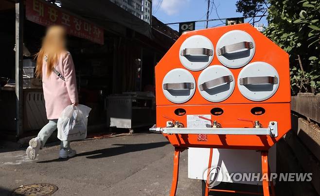 어느덧 군고구마의 계절 (서울=연합뉴스) 김인철 기자 = 최근 갑자기 떨어진 기온으로 쌀쌀한 날씨를 보이는 22일 오후 서울 중구 황학동 주방거리의 한 매장에 군고구마통이 진열돼 있다. 2021.10.22 yatoya@yna.co.kr