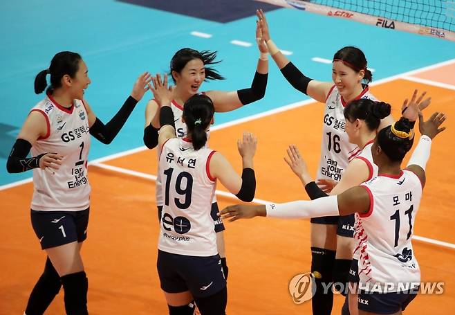 기뻐하는 GS칼텍스 (광주=연합뉴스) 조남수 기자 = 22일 광주 염주종합체육관(페퍼스타디움)에서 열린 프로배구 V리그 여자부 페퍼저축은행과 GS칼텍스의 경기에서 GS칼텍스 선수들이 득점한 뒤 기뻐하고 있다. 2021.10.22 iso64@yna.co.kr