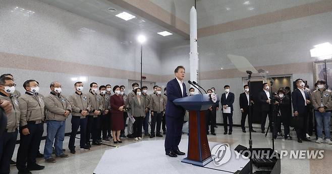 대국민 메시지 발표하는 문재인 대통령 (고흥=연합뉴스) 최재구 기자 = 문재인 대통령이 21일 오후 한국형 발사체 '누리호(KSLV-2)'의 발사 참관을 마치고 전남 고흥 나로우주센터 발사통제동에서 대국민 메시지를 발표하고 있다. 2021.10.21 jjaeck9@yna.co.kr