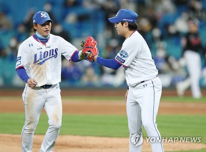 '잘했어' (대구=연합뉴스) 김현태 기자 = 22일 오후 대구 삼성라이온즈파크에서 열린 프로야구 '2021 프로야구 신한은행 SOL KBO리그' kt wiz와 삼성 라이온즈의 경기. 4회 초 삼성 선발투수 원태인이 무실점으로 이닝을 막고 마운드를 내려며 좋은 수비를 보여준 김상수와 글러브를 부딪치고 있다. 2021.10.22 mtkht@yna.co.kr