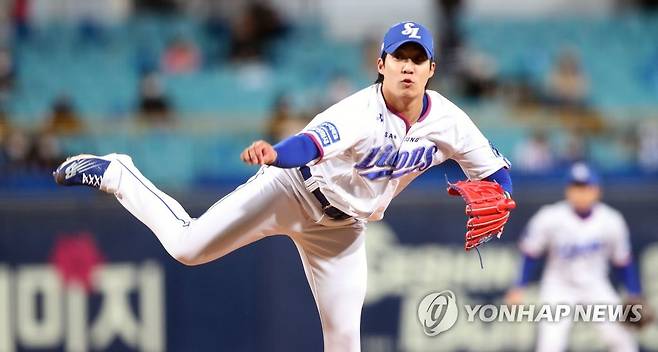 삼성 원태인 승리 향한 역투 (대구=연합뉴스) 김현태 기자 = 22일 오후 대구 삼성라이온즈파크에서 열린 프로야구 '2021 프로야구 신한은행 SOL KBO리그' kt wiz와 삼성 라이온즈의 경기. 1회 초 삼성 선발투수 원태인이 역투하고 있다. 2021.10.22 mtkht@yna.co.kr