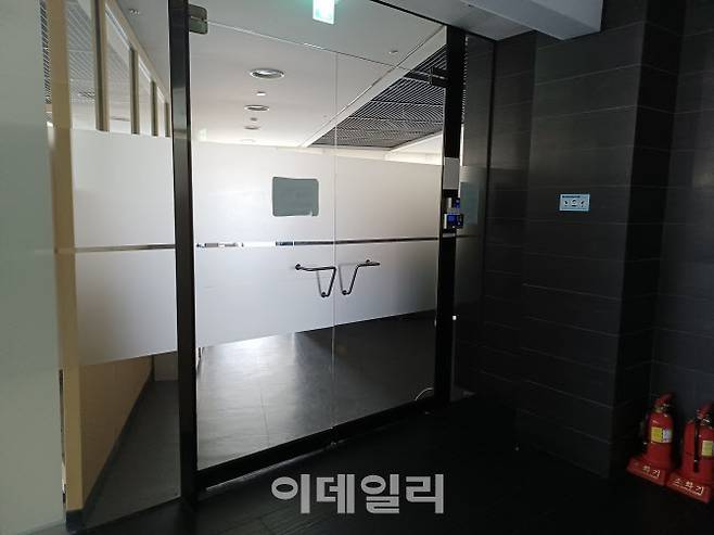 지난 10월 18일 사무실에서 생수병에 담긴 물을 마시고 쓰러진 직원이 근무하는 서울 서초구 양재동의 사무실의 모습이다. 10월 21일에도 사무실은 불이 꺼져 있다. (사진=김대연 기자)