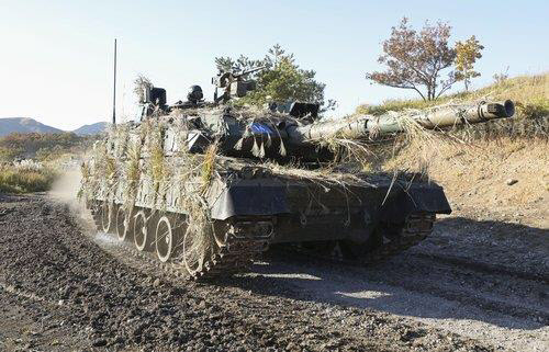 지난 2020년 11월 4일 일본 오이타현 히주다이 연습장에서 육상자위대가 전차를 동원해 훈련을 벌이는 모습. (사진=연합뉴스)
