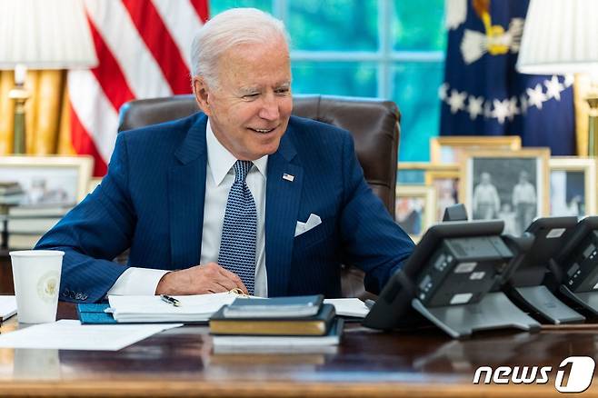 조 바이든 미국 대통령이 22일(현지시간) 워싱턴 백악관에서 오커스(AUKUS) 발족에 따른 갈등을 해소하기 위해 에마뉘엘 마크롱 프랑스 대통령과 전화 통화를 하고 있다. © AFP=뉴스1 © News1 우동명 기자