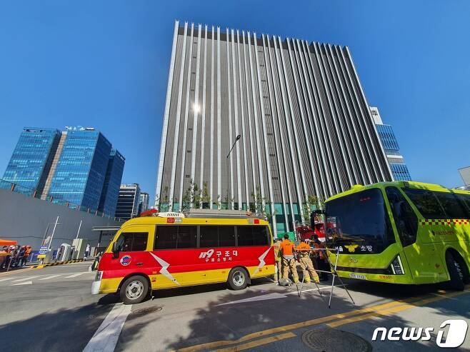 서울 금천구에 있는 건물 지하에서 소화 가스가 유출돼 작업자 2명이 목숨을 잃고 11명이 다쳤다.  © 뉴스1/ 강수련 기자