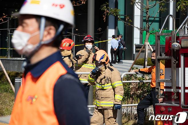 소방대원들이 23일 서울 금천구 가산동의 한 건물 신축공사 현장에서 발생한 이산화탄소 누출사고와 관련, 현장 확인을 위해 진입하고 있다. 2021.10.23/뉴스1 © News1 유승관 기자