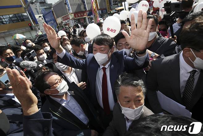 윤석열 국민의힘 대선 경선 후보가 23일 울산 남구 신정시장을 찾아 두 손을 들어 지지를 호소하고 있다. 2021.10.23/뉴스1 © News1 윤일지 기자