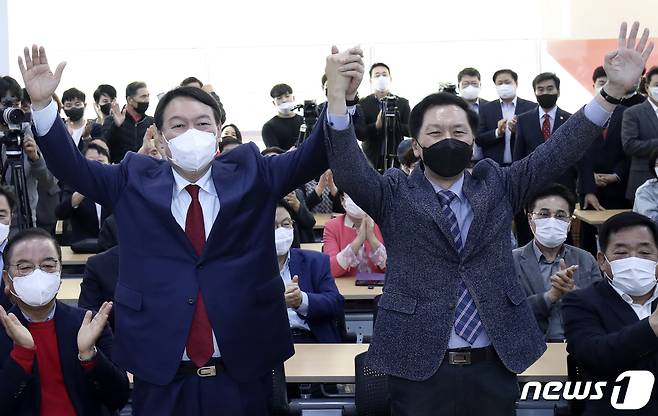 윤석열 국민의힘 대선 경선 후보가 23일 울산 남구 국민의힘 울산시당 강당에서 열린 시당 이전 개소식에 참석해 김기현 원내대표와 손을 맞잡고 필승을 다짐하고 있다. 2021.10.23/뉴스1 © News1 윤일지 기자