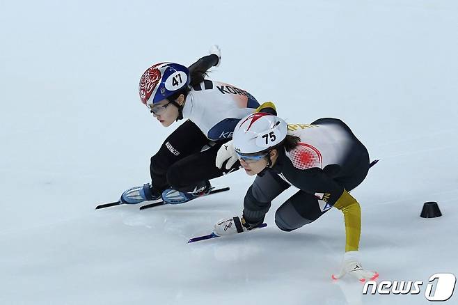 한국 여자 쇼트트랙 국가대표 이유빈(왼쪽)이 2021-22 국제빙상경기연맹(ISU) 쇼트트랙 월드컵 1차 대회에서 역주하고 있다.© AFP=뉴스1