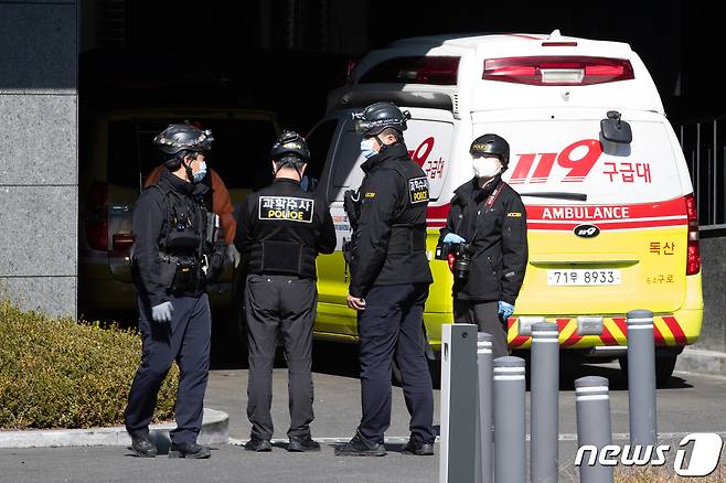 경찰 과학수사대가 23일 서울 금천구 가산동의 한 건물 신축공사 현장에서 발생한 이산화탄소 누출사고와 관련, 현장을 확인하고 있다.  2021.10.23/뉴스1 © News1 유승관 기자