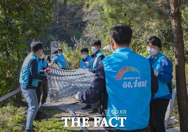 한국농어촌공사 자원봉사팀이 전남 나주시 소재 취약가구에서 지붕 누수 보수작업을 벌이고 있다. / 농어촌공사 제공