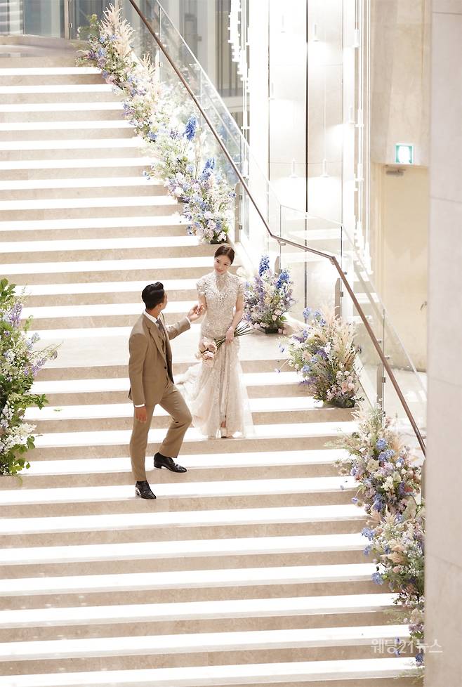 사진 : 로케이션 신화월드, 포토그래퍼 김광제, 신승원(세인트지지오티), 영상 서동혁, 김하얀(세인트지지오티), 웨딩드레스 고지형웨딩, 턱시도 로드앤테일러, 모델 김하얀, 최범식, 헤어&메이크업 고지형웨딩, 플라워 마리킴, 플라워 디렉터 마리킴