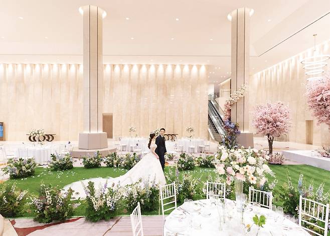 사진 : 로케이션 신화월드, 포토그래퍼 김광제, 신승원(세인트지지오티), 영상 서동혁, 김하얀(세인트지지오티), 웨딩드레스 고지형웨딩, 턱시도 로드앤테일러, 모델 김하얀, 최범식, 헤어&메이크업 고지형웨딩, 플라워 마리킴, 플라워 디렉터 마리킴