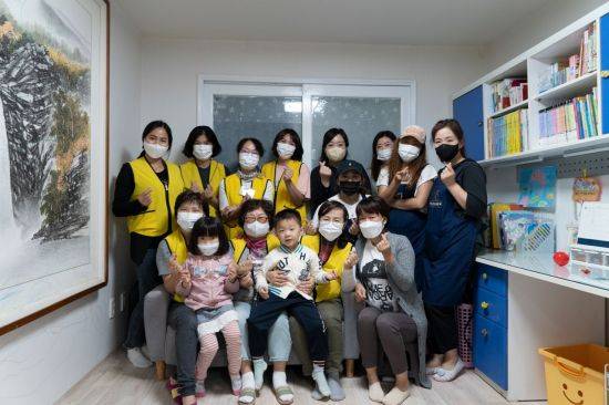 동서대 등 '따뜻한 정리' 프로젝트 참가자들이 세번째 프로그램을 마친 후 기념촬영하고 있다.