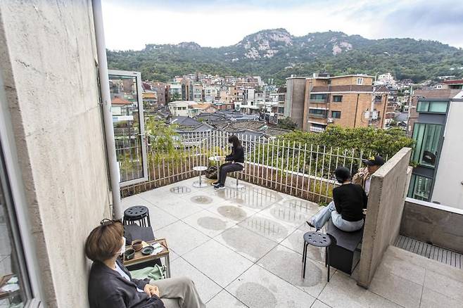 ‘무목적’ 건물에 있는 ‘인왕산 대충유원지’ 야외석 앞으로 인왕산이 펼쳐진다. 여러 건축 규제들이 있는 동네에서도 무목적 건물은 2019년 서울시 건축상을 받았다. / 이신영 영상미디어 기자