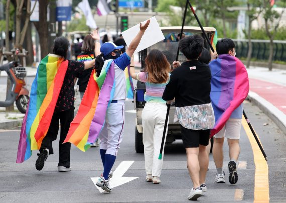 서울퀴어퍼레이드 참가자들이 지난 27일 오후 서울 중구 남대문시장에서 청계천 한빛광장까지 도심 행진을 하고 있다. 2021.06.27.(사진은 기사와 관련없음) /사진=뉴시스