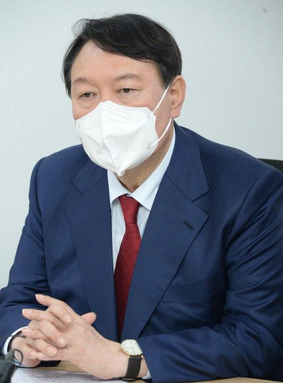 윤석열 국민의힘 대선 경선 예비후보가 23일 오후 울산 남구 국민의 힘 울산시당 회의실에서 열린 지역 언론인 간담회를 가지고 있다.