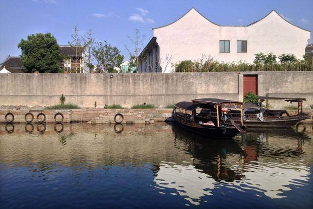 시탕 함수교 부근의 오봉선과 하얀 담장. Ⓒ최종명