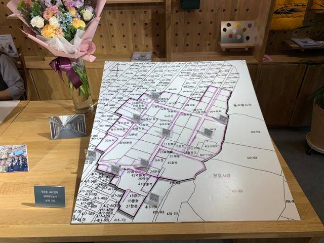 서울 강동구 천호동 423번지의 모습을 그린 지도. 천호시장과 동서울시장 옆으로 미성년자 출입금지구역인 텍사스촌이 있었다. 이곳은 한 번 들어오면 외부로부터 격리된 채 평생 쉬지 않고 일해야 하는 공간이었다. 전세은 인턴기자